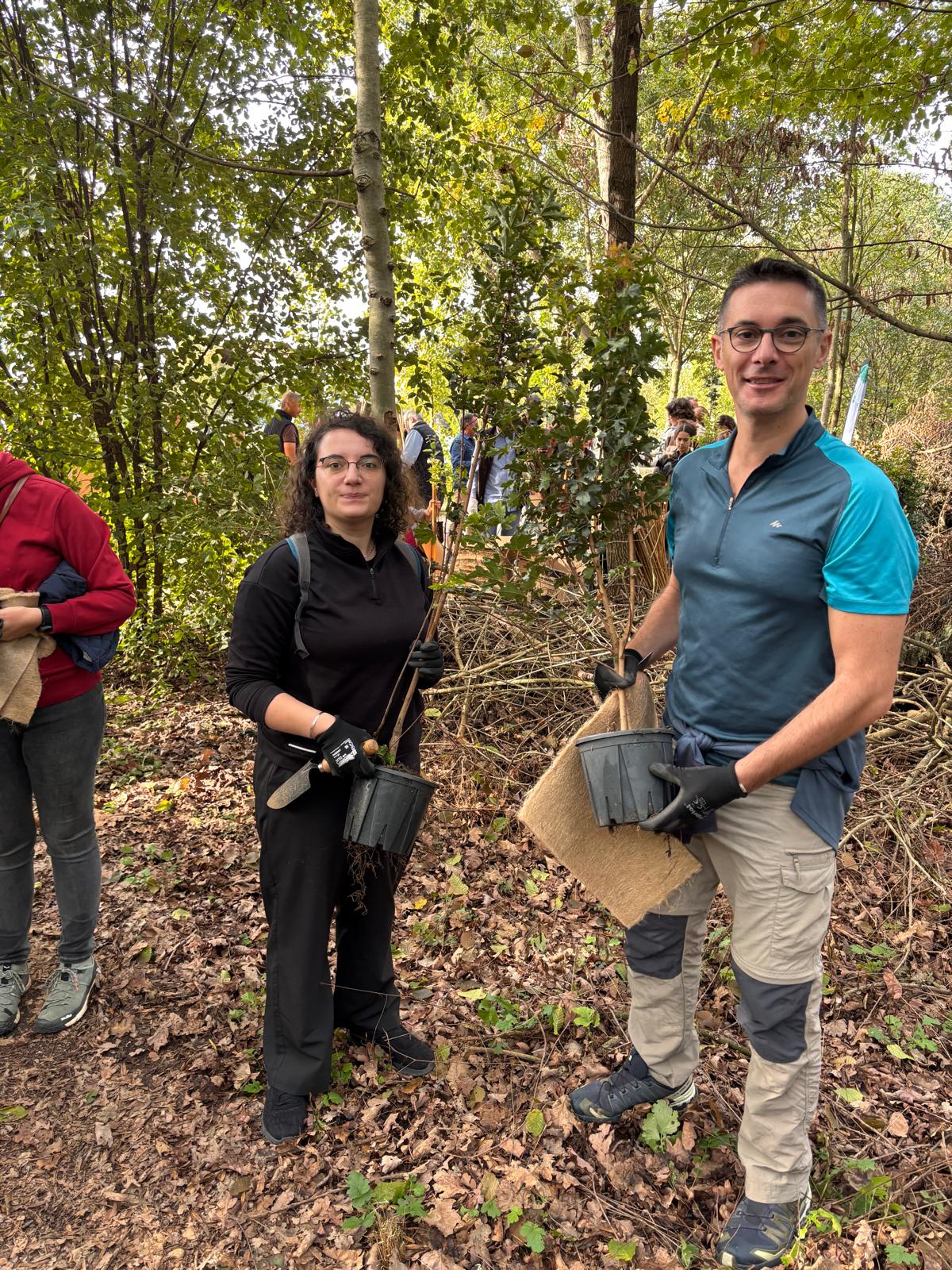 Teachersrise representatives holding saplings